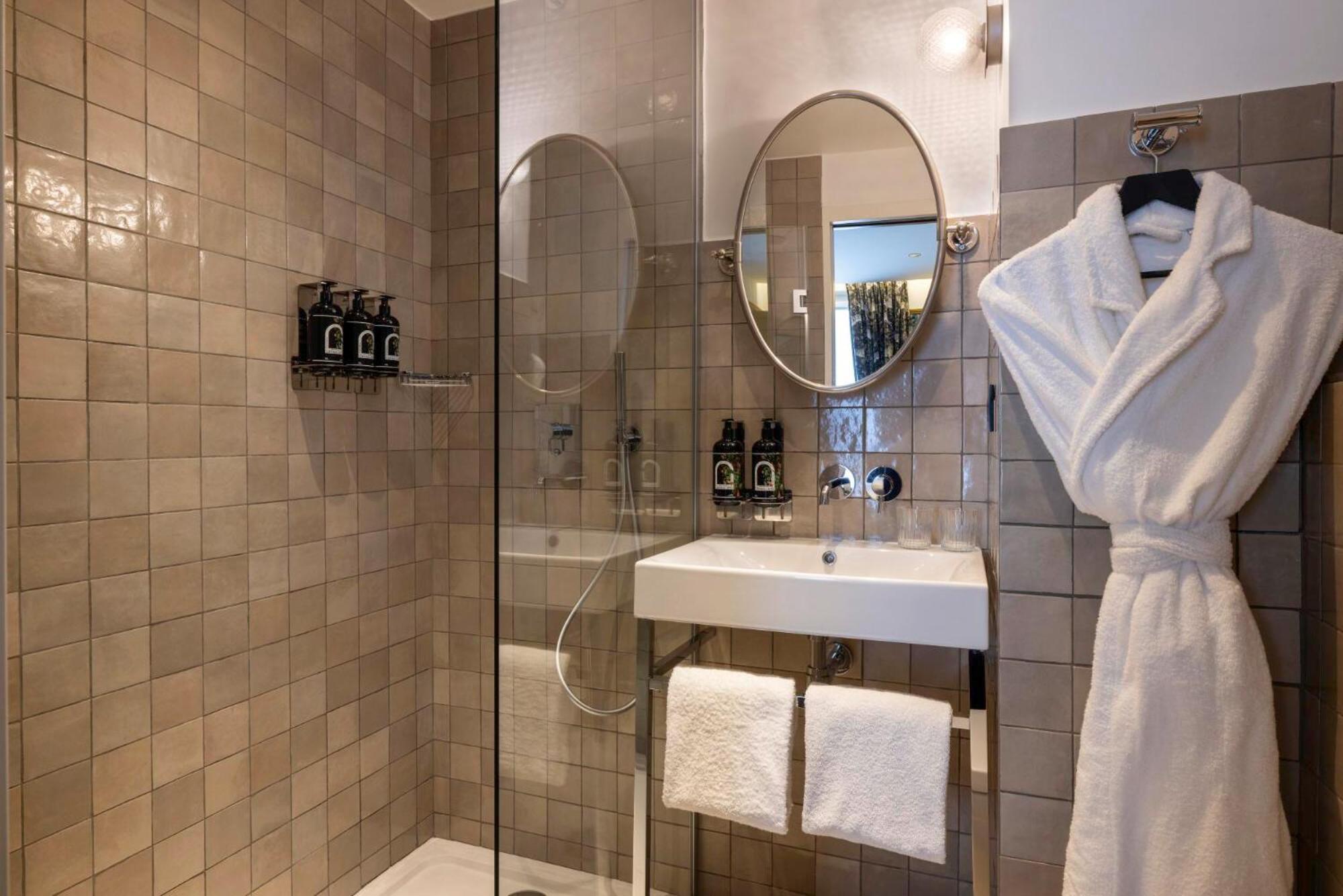 Hotel Ginette A La Folie & Spa Paris Exterior photo