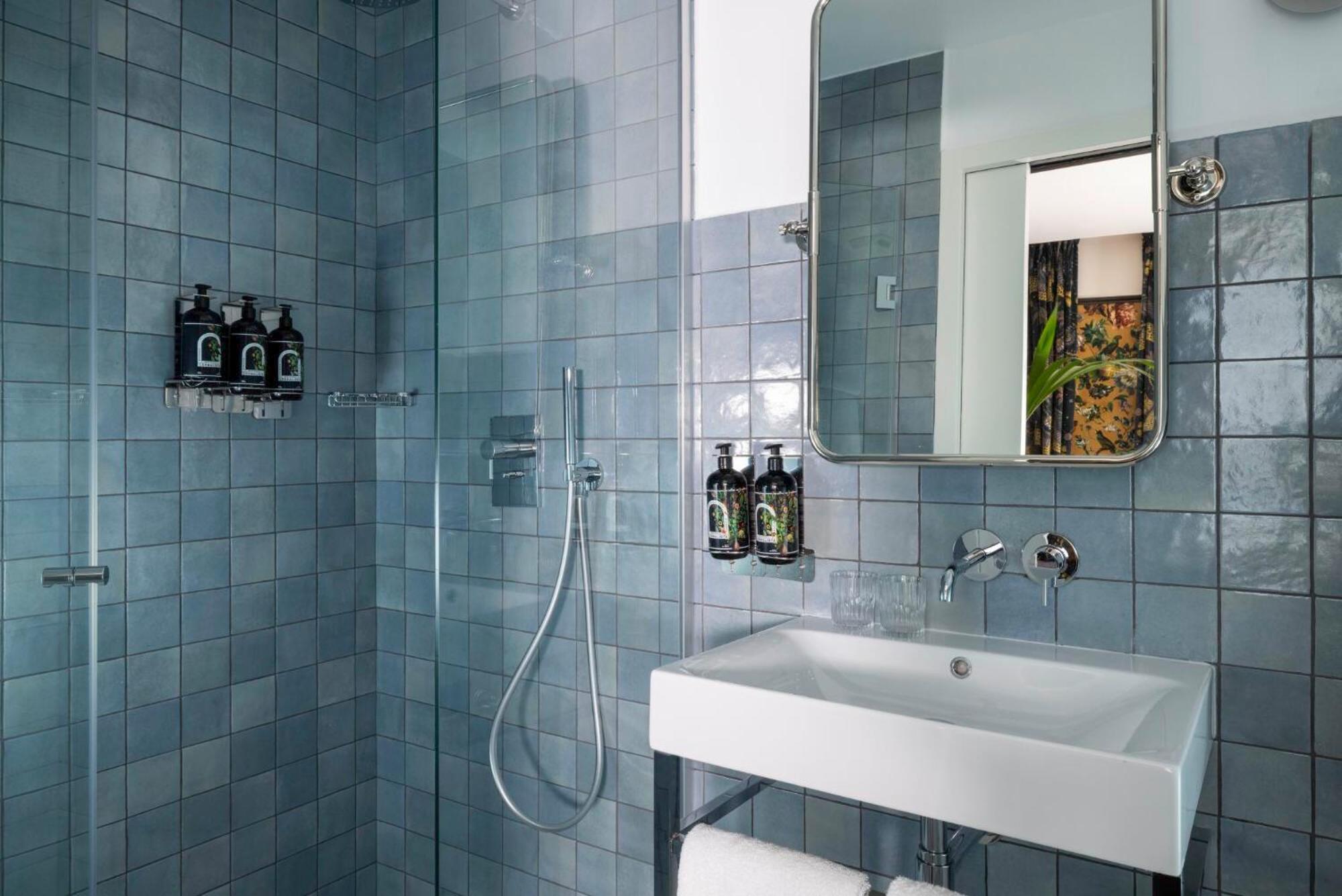 Hotel Ginette A La Folie & Spa Paris Exterior photo