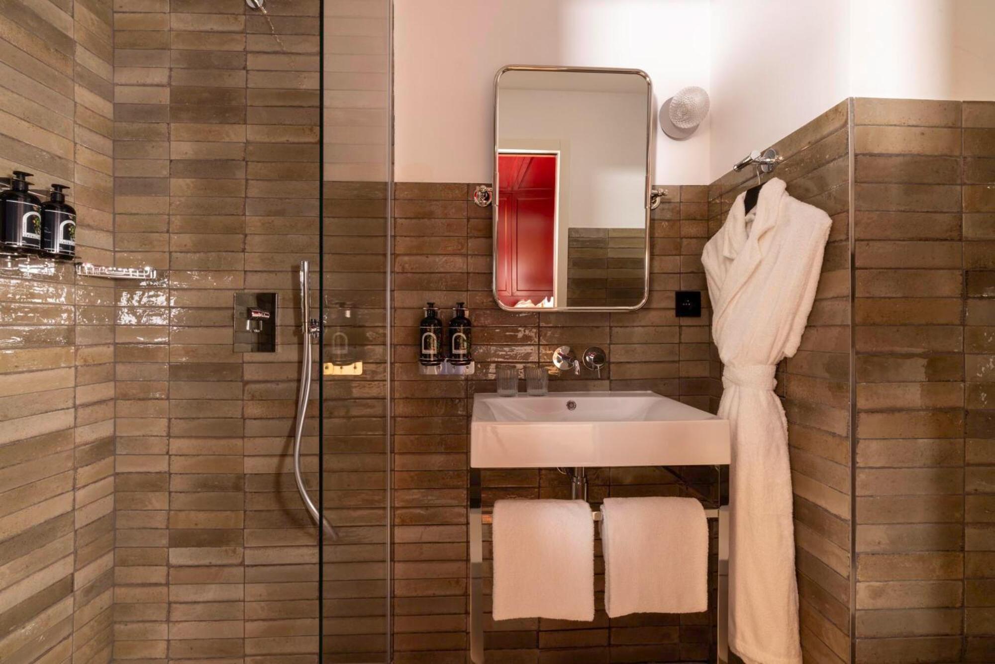 Hotel Ginette A La Folie & Spa Paris Exterior photo