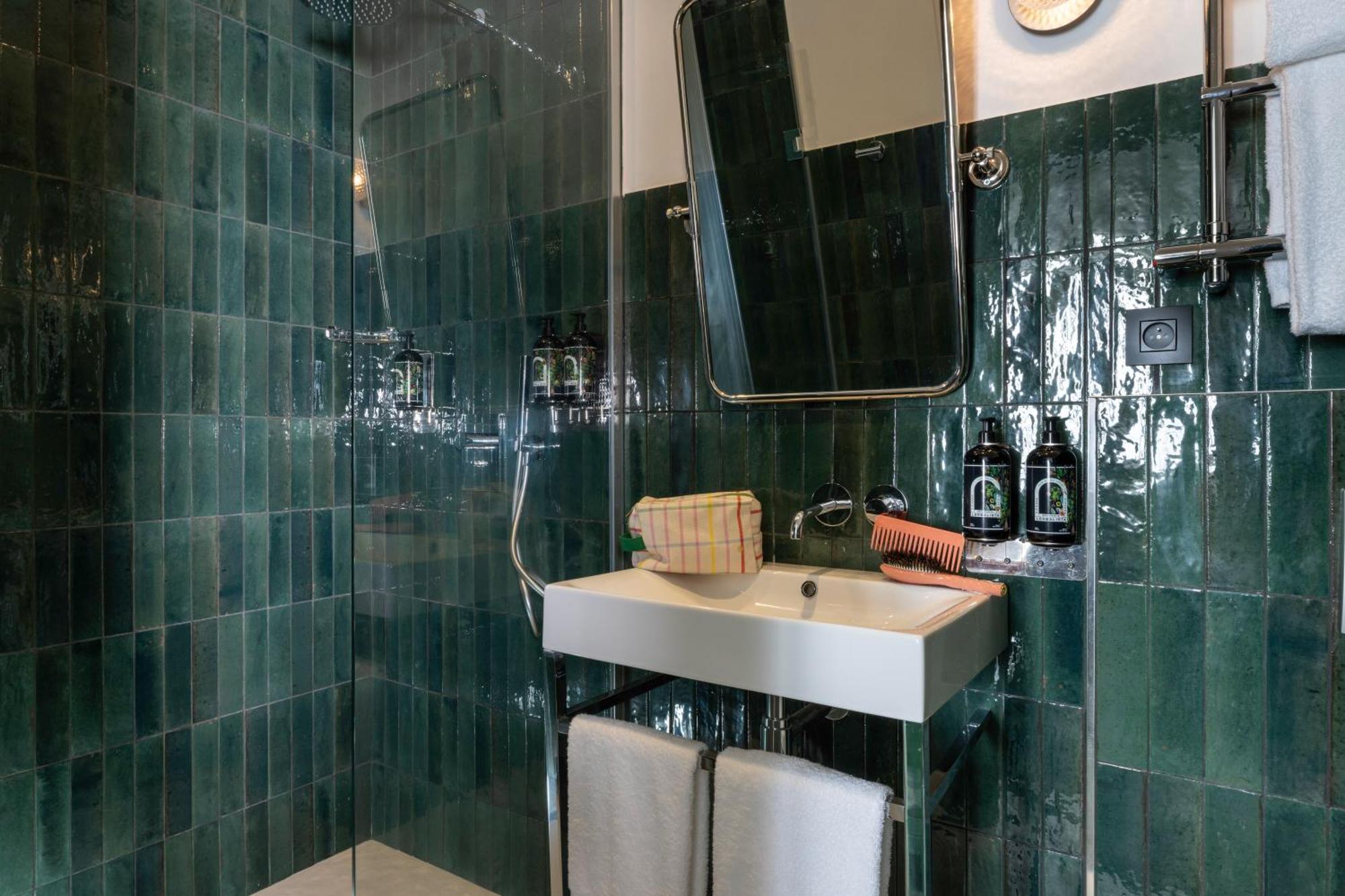 Hotel Ginette A La Folie & Spa Paris Exterior photo