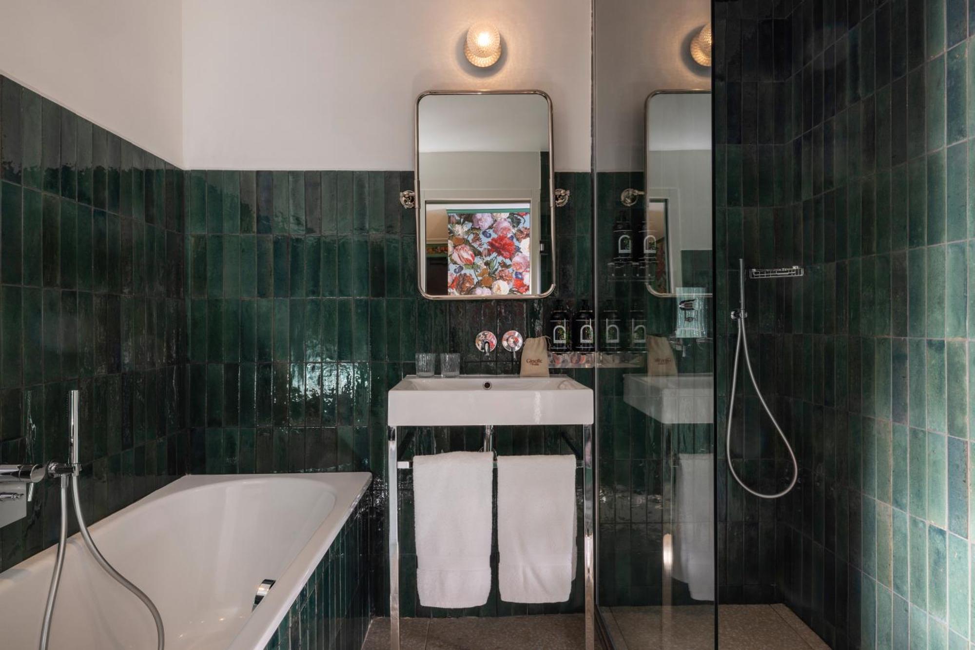 Hotel Ginette A La Folie & Spa Paris Exterior photo